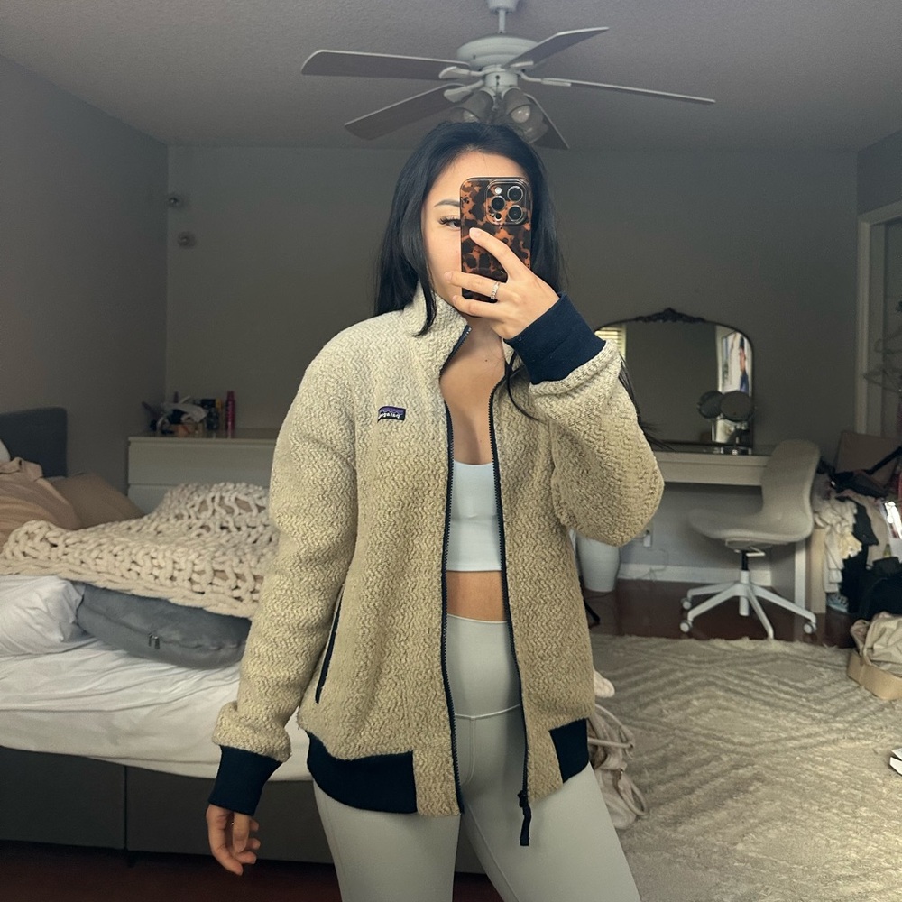 Patagonia Women's Tan Teddy Jacket - Picture 1 of 6